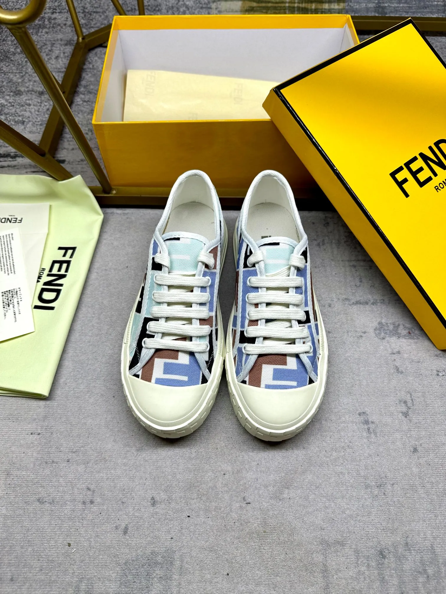 Couple style 💰460❤️Fendi Fendi's latest couple canvas shoes ❑ Fabric: Original customized imported jacquard canvas material ❑ Inner lining: Imported canvas material ❑ Sole: Original molded non-slip TPU outsole ❑ Bottom thickness: 2.5cm ❑ Size: Women's 35-40/Men's 39-45